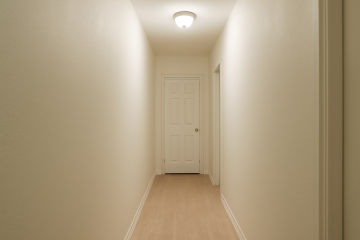 Couloir étroit repeint dans une teinte claire