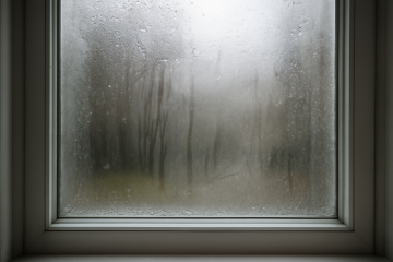 Fenêtre avec traces de condensation essuyées