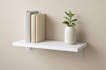 Étagère murale fixée avec supports adhésifs