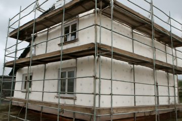 Maison entourée d’échafaudage pour isolation