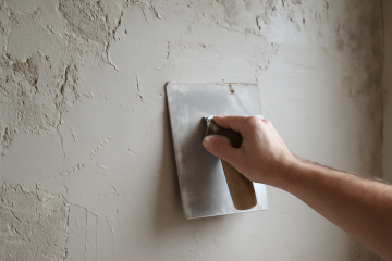 Application d’enduit de rénovation sur mur intérieur