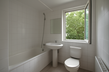 Salle de bain ventilée avec fenêtre ouverte