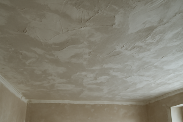 Plafond en cours de rénovation avec enduit
